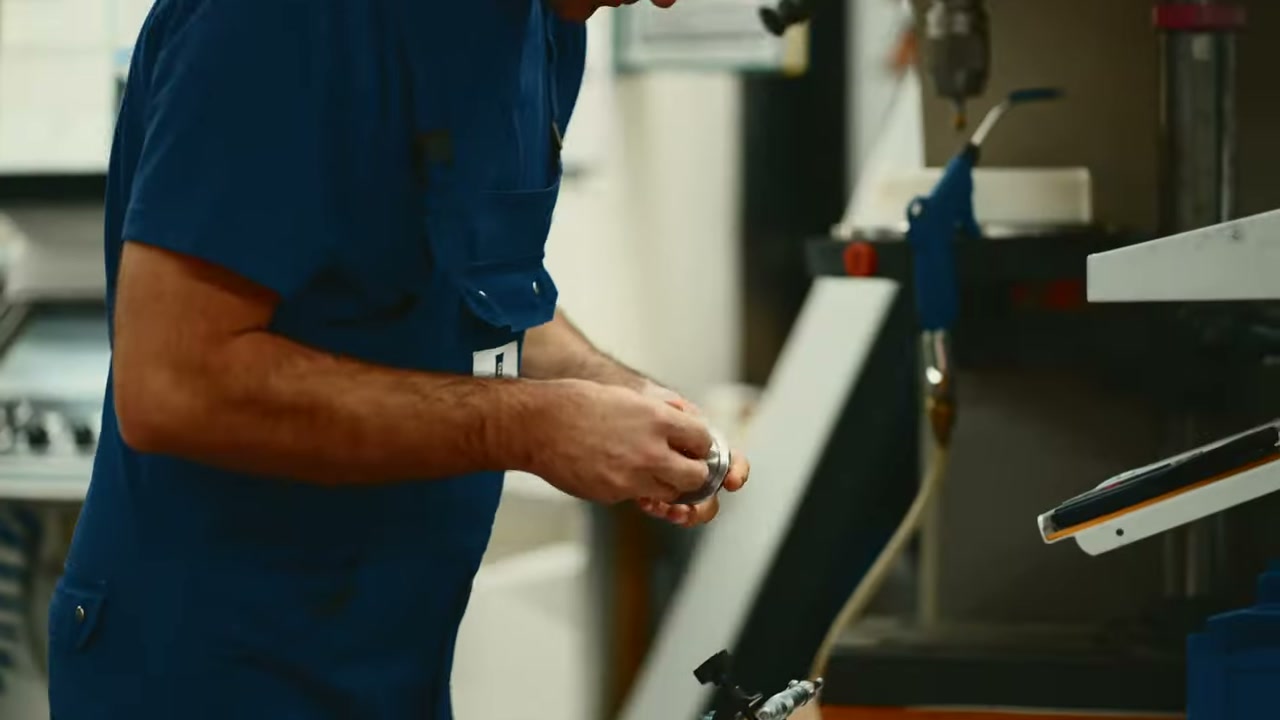 Edelstahlbauteil in der Hand — Motiv für den Werkstoff Leitfaden